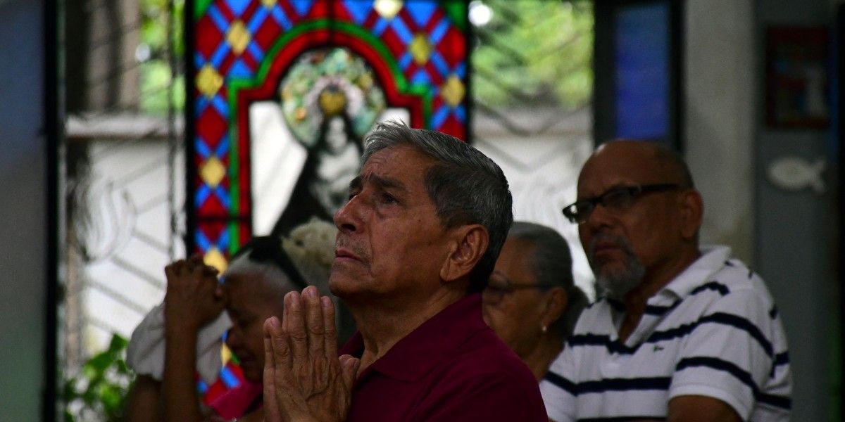 En Venezuela, personas en Valencia y otras ciudades oran ante el miedo a los sismos.&nbsp;