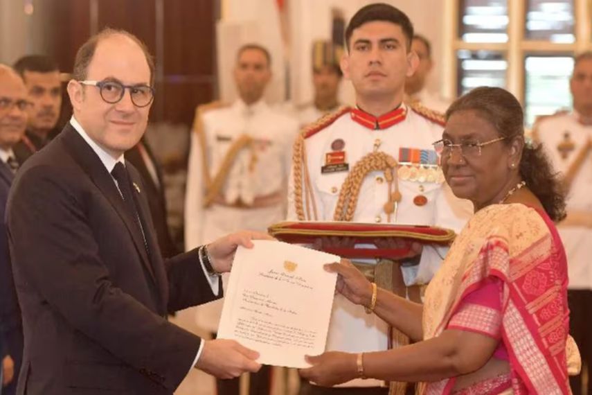 El embajador argentino en la India, Mariano Caucino, junto a la jefa de Estado de aquel país, Draupadi Murmu