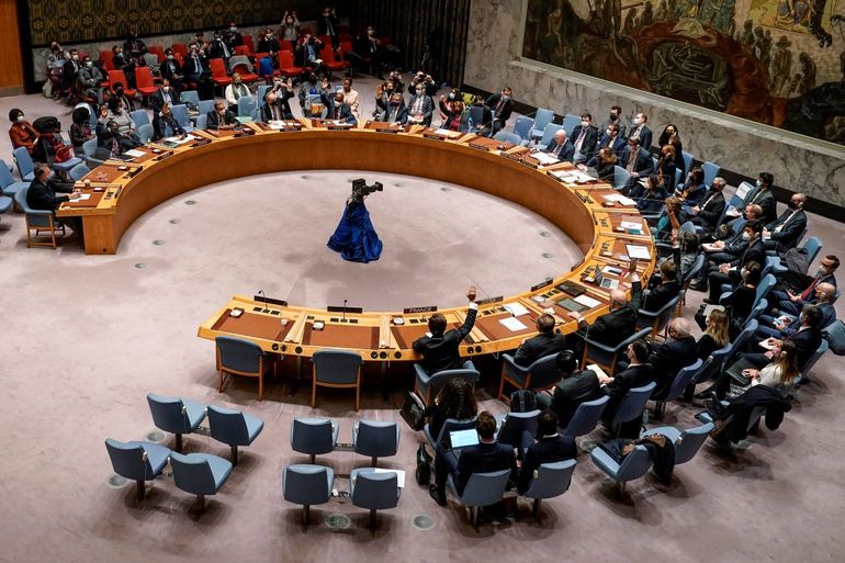 Los representantes que votan a favor de una resolución levantan la mano durante una reunión del Consejo de Seguridad de la ONU sobre la invasión rusa de Ucrania, el viernes 25 de febrero de 2022 en la sede de la ONU. 