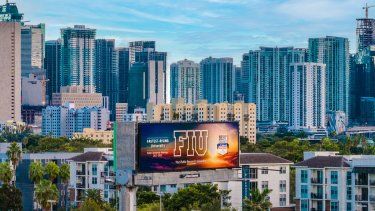 Un inmensa valla, situada en el centro de Miami, anuncia la celebración de FIU.