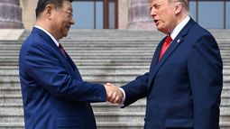 El presidente de Estados Unidos Donald J. Trump estrecha la mano de su homólogo Xi Jinping. El presidente de Estados Unidos Donald J. Trump estrecha la mano de su homólogo Xi Jinping.