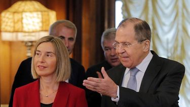 El ministro de Exteriores ruso, Serguéi Lavrov, recibe a la jefa de la diplomacia europea,&nbsp;Federica&nbsp;Mogherini, en Moscú.