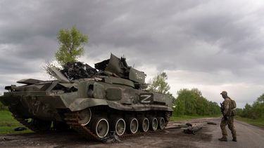 Un soldado ucraniano pasa junto a un tanque ruso destruido cerca de Kutuzivka, al norte de Járkiv, Ucrania, el 15 de mayo de 2022.&nbsp;