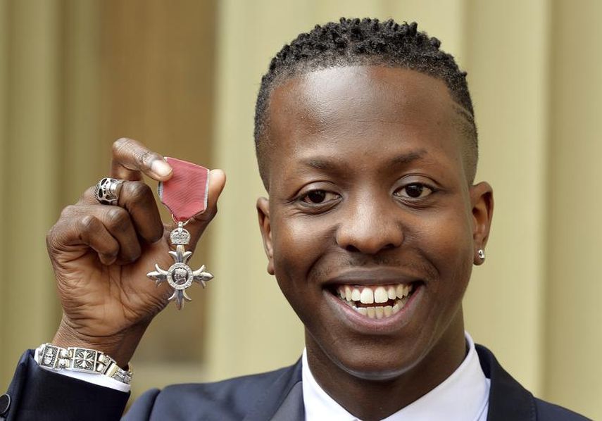 Jamal Edwards con su condecoración como Miembro de la Orden del Imperio Británico (MBE) después de que le fuera otorgada por el príncipe de Gales en una ceremonia de Investidura en el Palacio de Buckingham en Londres el 26 de marzo de 2015.&nbsp;