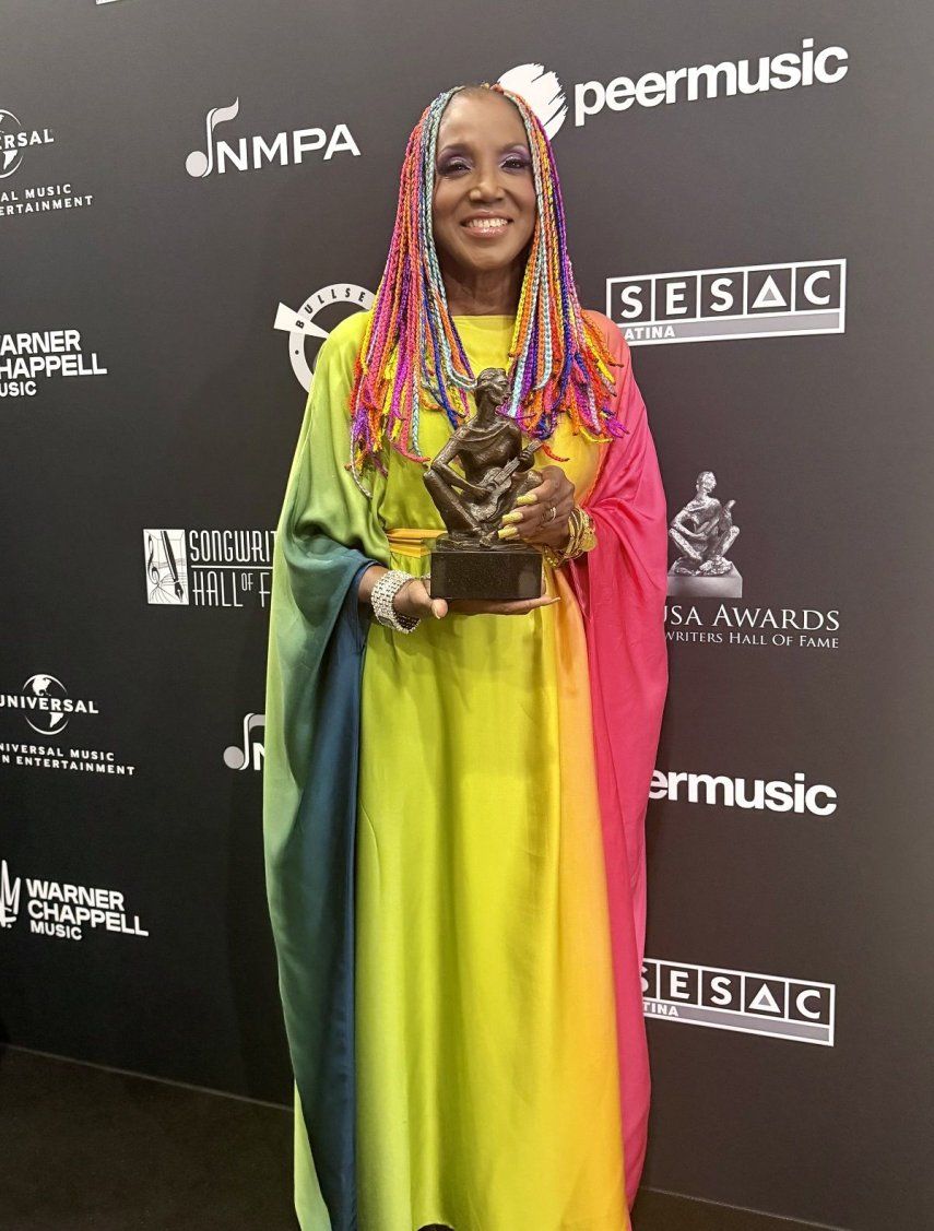 La cantante cubana Lucrecia posa con el premio La Musa al legado de Celia Cruz.&nbsp;