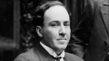 El poeta español Antonio Machado durante la entrevista realizada por el periodista Ángel Lázaro.