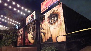 Vista parcial de los contenedores del Paseo de las Artes, luego de haber sido cerrados por orden judicial.