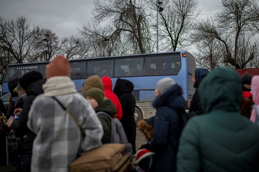 Varias personas y niños, esperan para cruzar a Rumanía, en el paso fronterizo de Porubne, a 5 de marzo de 2022, en el oeste de Ucrania.&nbsp;&nbsp;