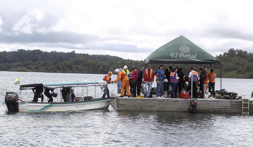 Momento en que un grupo de buzos se alistaba para realizar una inmersión este lunes 26 de junio de 2017, durante las operaciones de búsqueda tras el naufragio de una embarcación con unas 170 personas a bordo, en el embalse de Guatapé, al oriente de Antioquia, Colombia.&nbsp;