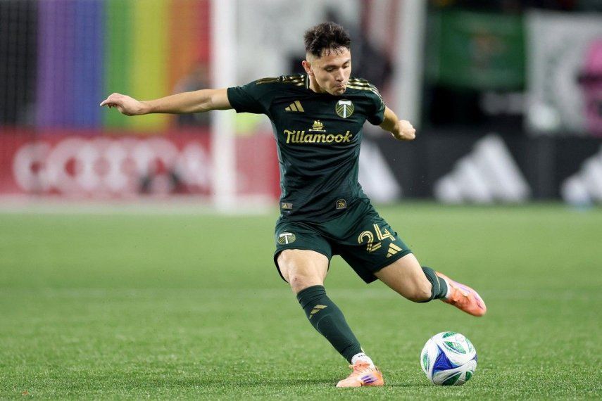 David Ayala #24 de Portland Timbers pasa durante el partido de los Playoffs de la Copa MLS 2025 entre San Diego FC y Portland Timbers en Providence Park el 1 de noviembre de 2025 en Portland, Oregón.&nbsp;