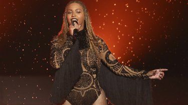 En esta fotografía del 26 de junio de 2016, Beyoncé interpreta Freedom en los Premios BET en Los Ángeles.