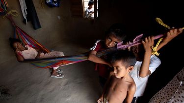  Niños Wayuu dentro de su casa en Manaure, La Guajira, Colombia, el 10 de septiembre de 2015
