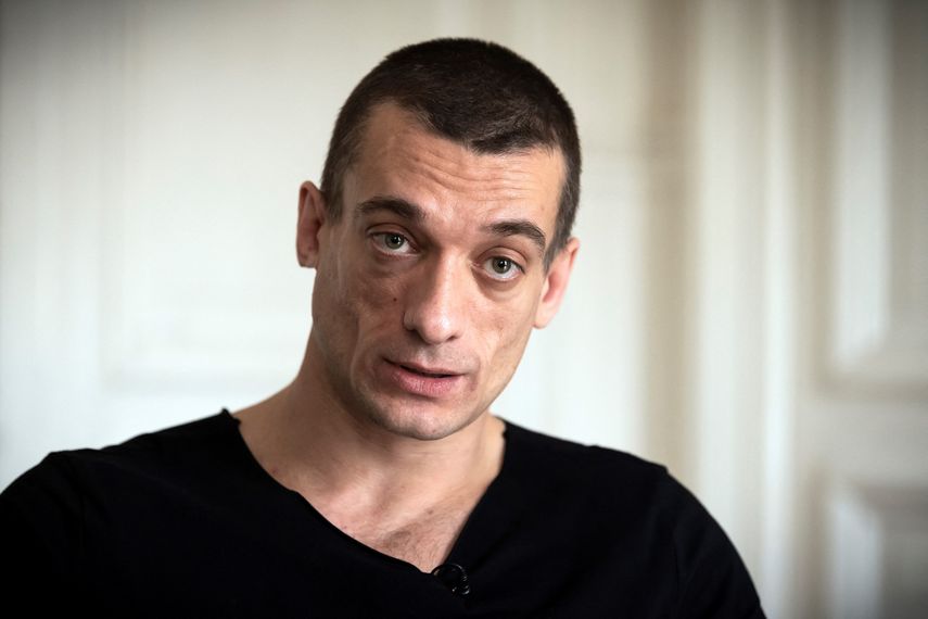 El artista ruso Piotr Pavlensky habla durante una entrevista de prensa con la AFP en el despacho de su abogado en París el 14 de febrero de 2020.