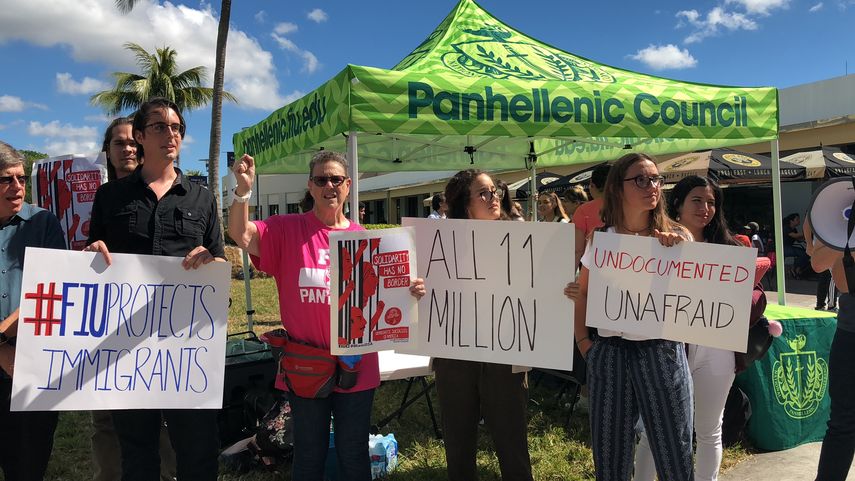 Estudiantes de FIU se reunen en el campus de FIU para exigir una solución migratoria para los dreamers