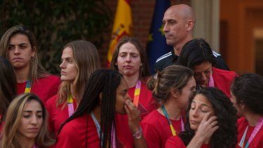 Luis Rubiales junto a Jenni Hermoso y las jugadoras de la selección de España en el acto conmemorativo por el campeonato mundial en el Palacio de Moncloa en Madrid