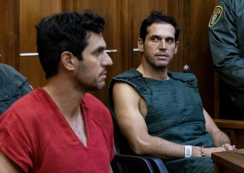 Alon Alexander, de 37 años (derecha), y su hermano gemelo, Oren (izquierda), asisten a su audiencia de fianza en el Edificio de Justicia Richard E. Gerstein el 13 de diciembre de 2024 en Miami, Florida.