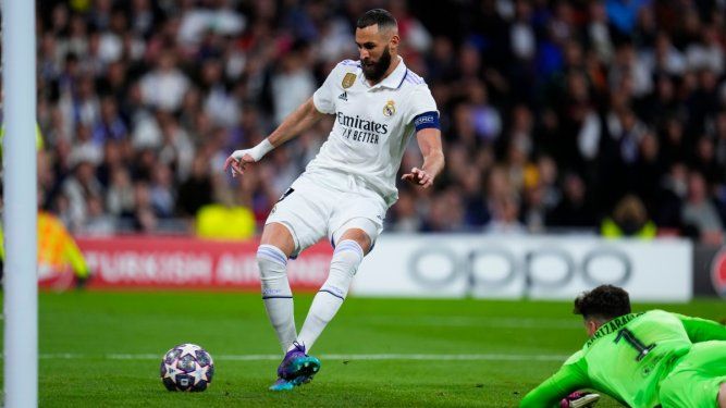 Karim Benzema anota el primer gol del Real Madrid ante el Chelsea en los cuartos de final de la Liga de Campeones, el miércoles 12 de abril de 2023, en Madrid.