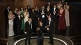 El elenco y el equipo de Oppenheimer aceptan el premio a la mejor película durante los Óscar el domingo 10 de marzo de 2024 en el Dolby Theatre de Los Ángeles.&nbsp;