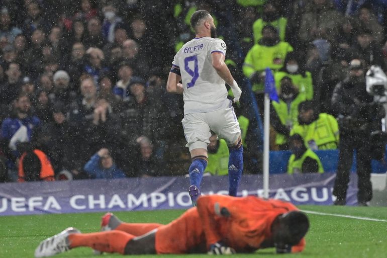 El delantero francés del Real Madrid Karim Benzema (parte trasera C) celebra después de marcar su segundo gol durante el partido de ida de los cuartos de final de la UEFA Champions League entre el Chelsea y el Real Madrid
