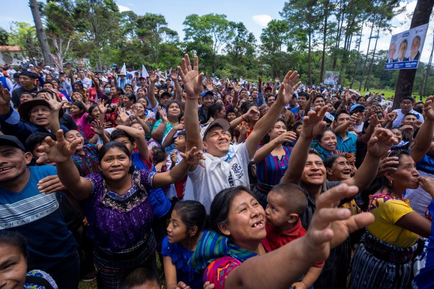 Partidarios piden regalos durante un mitin de campaña del partido Cabal mientras esperan a su candidato presidencial Edmond Mulet en San Juan Sacatepéquez, Guatemala.
