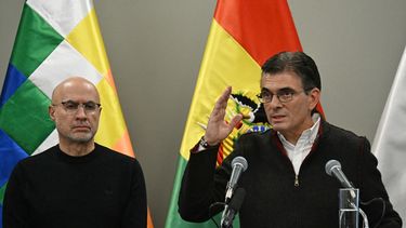 El presidente de Bolivia, Rodrigo Paz habla junto a su ministro de la Presidencia, José Luis Lupo, durante una conferencia de prensa en el Palacio Quemado de La Paz, el 20 de mayo de 2026