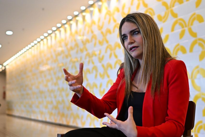 La pianista gallega Isabel Dobarro habla durante una entrevista con EFE este miércoles, en el Teatro Nacional de Brasilia (Brasil). Isabel Dobarro es un prisma de proyectos inéditos y reencuentros de prestigio. Entre grabaciones y sesiones de estudio, la joven de 34 años revela a EFE su intención de publicar una segunda parte de su álbum Kaleidoscope, premiado con un Grammy Latino en 2025.
