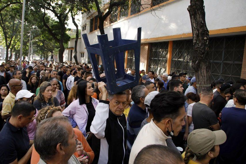 Los votantes hacen fila durante las elecciones presidenciales en la Escuela Andrés Bello, el principal centro de votación en Caracas, Venezuela, el domingo 28 de julio de 2024.&nbsp;