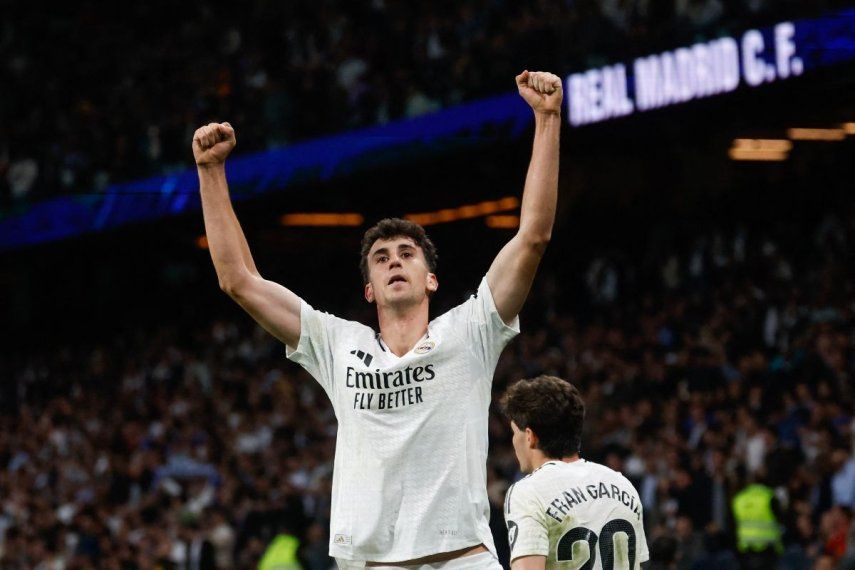 El defensor español Jacobo Ramón, en ese entonces del Real Madrid, celebra luego de anotar un gol en un partido, el 14 de mayo de 2025.
