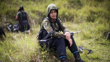 En esta foto de archivo del 6 de enero de 2016, Juliana, una guerrillera de 20 años del Frente 36 de las Fuerzas Armadas Revolucionarias de Colombia (FARC), descansa después de una caminata en las montañas del estado de Antioquia,