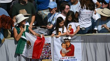 Miles de creyentes del adolescente Carlo Acutis acudieron a su canonización en la Plaza San Pedro