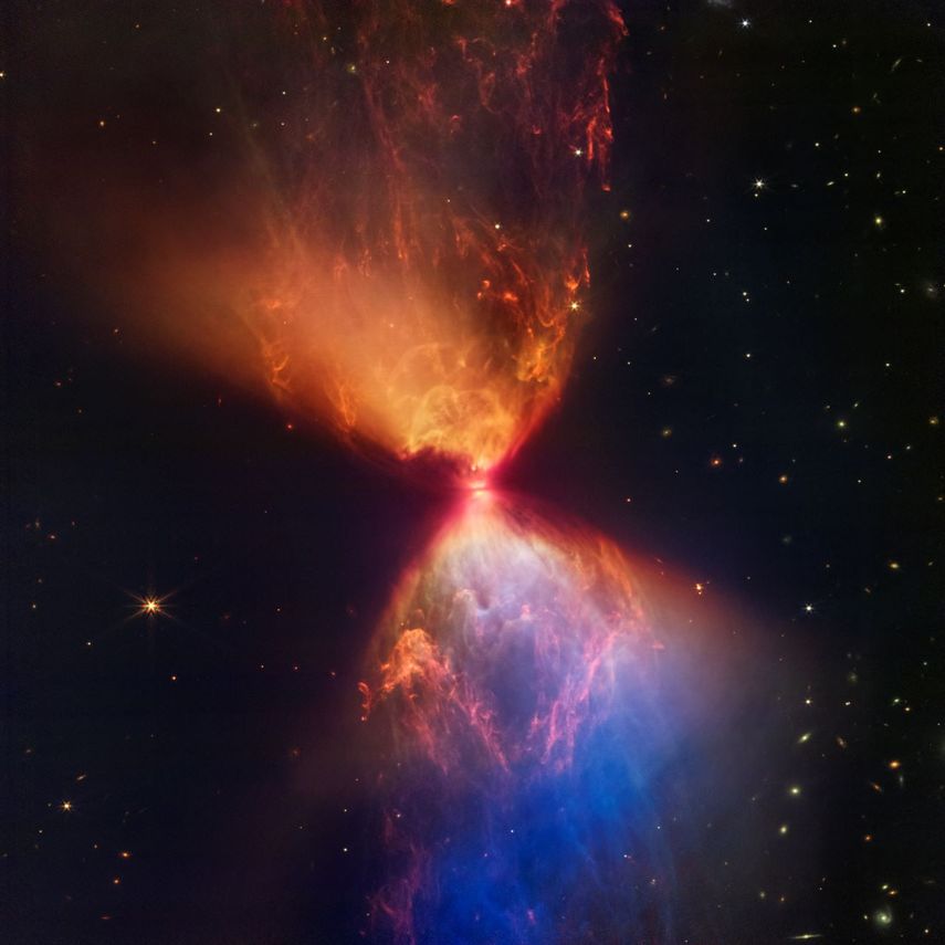 Esta imagen proveída por el Instituto de Ciencia del Telescopio Espacial el 16 de noviembre del 2022 muestra una protoestrella dentro de la nebulosa oscura L1527 con el material de nebulosa que alimenta su crecimiento, capturada por el Telescopio Espacial James Webb de la NASA. 