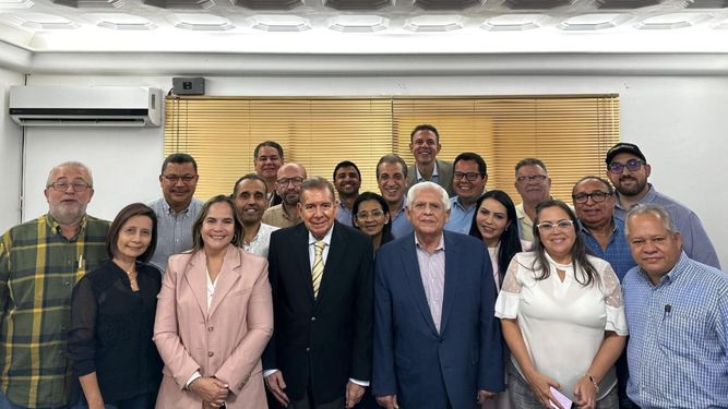 El candidato presidencial opositor Edmundo González Urrutia se reunió con la Plataforma Unitaria en la sede del partido Un Nuevo Tiempo (UNT).