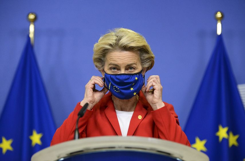 En esta imagen del jueves 1 de octubre de 2020, la presidenta de la Comisi&oacute;n Europea, Ursula von der Leyen, se quita la mascarilla antes de hacer una declaraci&oacute;n sobre el Acuerdo de Salida firmado con Gran Breta&ntilde;a en la sede de la UE en Bruselas, B&eacute;lgica.&nbsp;&nbsp;