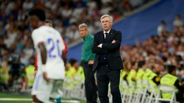 El estratega Carlo Ancelotti, del Real Madrid, sigue las acciones en un partido de la Liga española ante el Betis, en el estadio Santiago Bernabéu de Madrid, España, el viernes 20 de mayo de 2022.&nbsp;