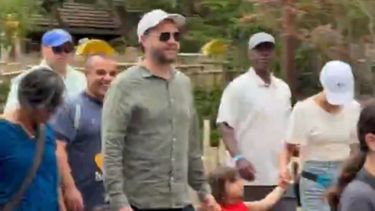 El vicepresidente JD Vance, junto a su esposas e hijos, durante una visita a Disneyland California