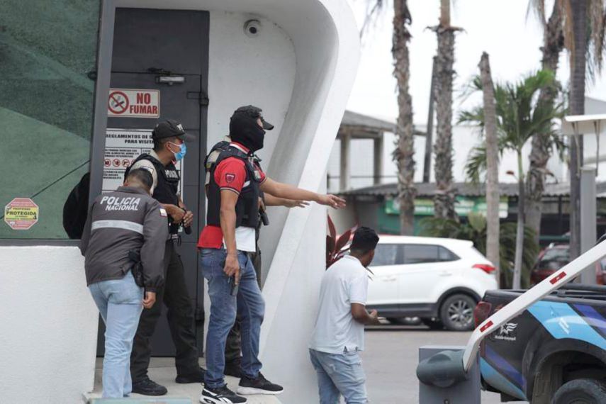 La policía en respuesta a un ataque al canal TC Televisión, un canal público con sede en Guayaquil, Ecuador, el martes 9 de enero de 2024. Un grupo de encapuchados armados irrumpió en la emisión en directo con armas y explosivos.&nbsp;