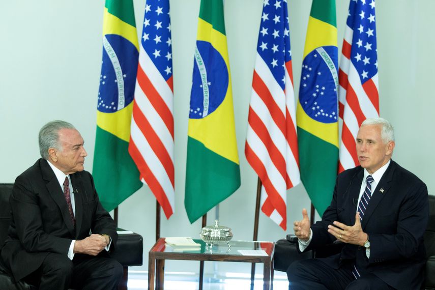 El vicepresidente de EEUU Mike&nbsp;Pence afirmó hoy junto al mandatario brasileño, Michel Temer, que es hora de presionar y de actuar con más firmeza para restaurar la democracia en Venezuela.
