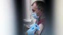 Un trabajador de la salud administra a un hombre una dosis de la vacuna rusa Sputnik V (Gam-COVID-Vac) contra el COVID-19 en un centro de vacunación en San Petersburgo, el 21 de febrero de 2021, mientras Rusia lanzaba un COVID-19 masivo. Campaña de vacunación para personas sin hogar. Un trabajador de la salud administra a un hombre una dosis de la vacuna rusa Sputnik V (Gam-COVID-Vac) contra el COVID-19 en un centro de vacunación en San Petersburgo, el 21 de febrero de 2021, mientras Rusia lanzaba un COVID-19 masivo. Campaña de vacunación para personas sin hogar.