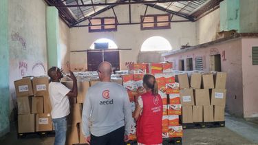 La colaboración española se dispone a llevar a kit fotovoltáicos a la isla. (AECID)