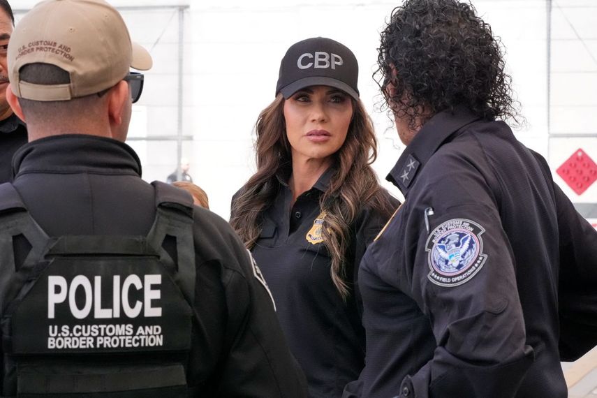 La secretaria de Seguridad Nacional Kristi Noem durante una visita a zonas de la frontera sur de Estados Unidos.