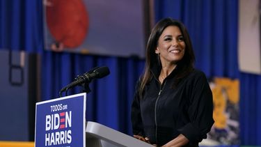 La actriz Eva Longoria habla durante un evento del Mes de la Herencia Hispana con el candidato presidencial demócrata y exvicepresidente Joe Biden, el 15 de septiembre de 2020 en Kissimmee, Florida.