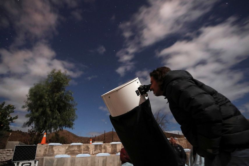 Un hombre participa en una actividad de observación astronómica en la localidad de Vicuña, Chile.