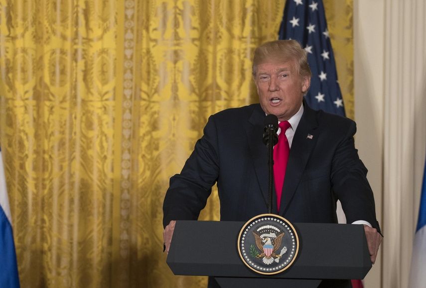 El presidente de Estados Unidos, Donald J. Trump (d), habla durante una conferencia de prensa conjunta con el presidente finlandés, Sauli Niinisto (i), luego de una reunión en la Oficina Oval hoy.