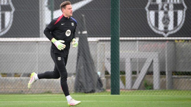 El alemán Marc-Andre Ter Stegen, del Barcelona, durante una práctica del equipo, el 10 de mayo de 2025.