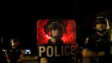 Policías de Washington montan guardia en un área cerrada del Parque Lafayette, cerca de la Casa Blanca, luego que manifestantes trataron de derribar una estatua de Andrew Jackson.
