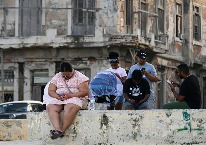 Personas usan su teléfono móvil, La Habana, Cuba.&nbsp;