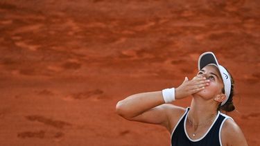 Barbora Krejcikova de la República Checa celebra luego de conseguir el boleto a la final del Roland Garros 2021
