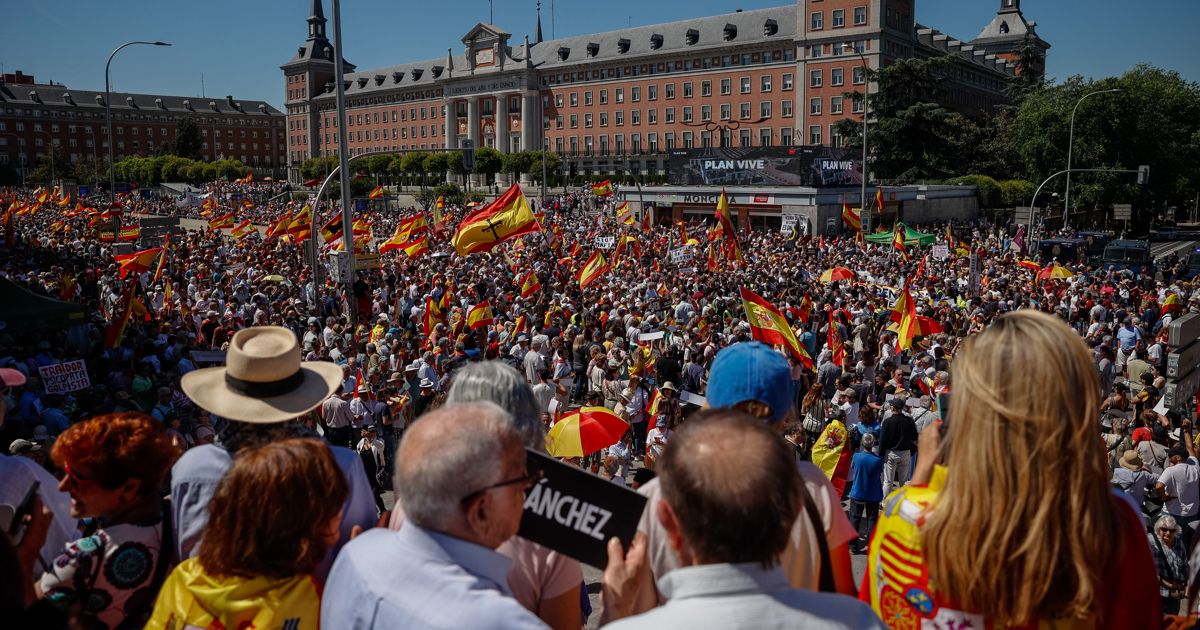 Miles de españoles se manifiestan para exigir la salida de Pedro Sánchez: Dimisión y elecciones ya