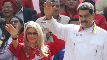 En esta fotografía de archivo del 20 de mayo de 2109, el dictador de Venezuela, Nicolás Maduro, y su esposa Cilia Flores saludan a sus partidarios frente al palacio de Miraflores en Caracas, Venezuela.&nbsp;