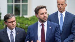 El vicepresidente de Estados Unidos, JD Vance, habla con el presidente de la Cámara de Representantes, Mike Johnson (izquierda), y el líder de la mayoría del Senado, John Thune (derecha), con reporteros fuera de la Casa Blanca en Washington, DC, el 29 de septiembre de 2025, después de reunirse con el liderazgo republicano y el presidente Donald Trump. El vicepresidente de Estados Unidos, JD Vance, habla con el presidente de la Cámara de Representantes, Mike Johnson (izquierda), y el líder de la mayoría del Senado, John Thune (derecha), con reporteros fuera de la Casa Blanca en Washington, DC, el 29 de septiembre de 2025, después de reunirse con el liderazgo republicano y el presidente Donald Trump.
